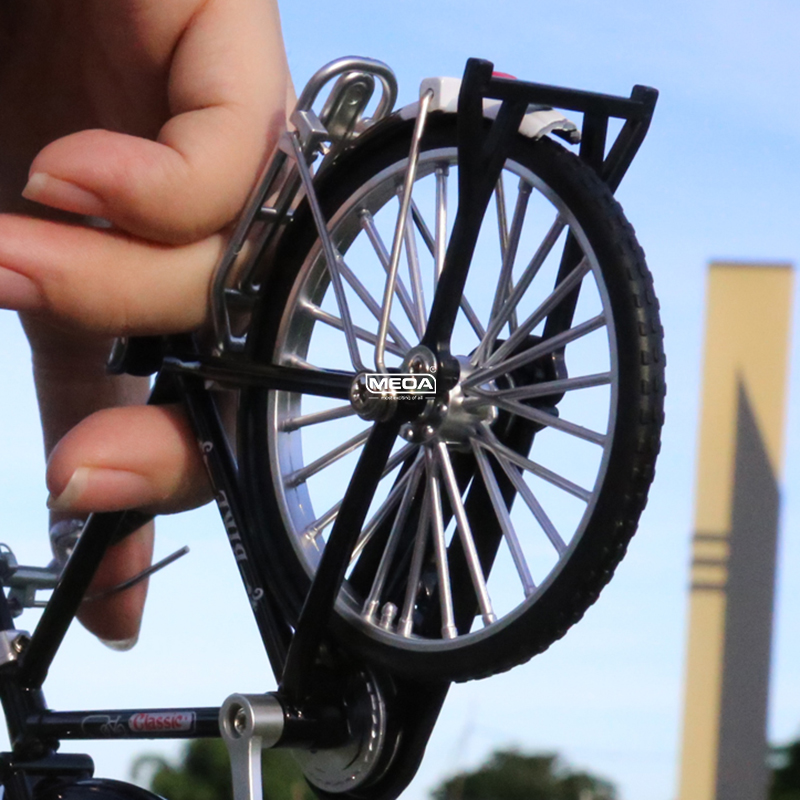 Picture Of Mountain Biking - 1:10 Schaal Gegoten Legering Mini Mountainbike